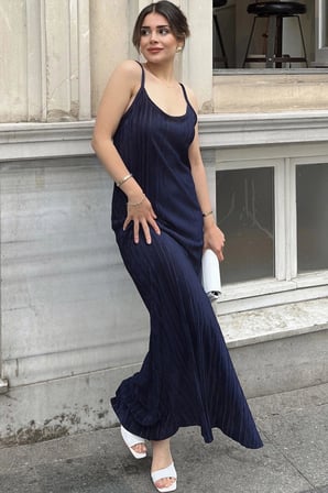 Kadın Laci İnce Askılı, V Yaka, Yırtmaç Detaylı, Uzun Pliseli Elbise