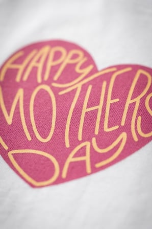 Anneye Hediye - Pembe Kalpli Happy Mother's Day Tasarımlı Beyaz Kadın Tişörtü Beyaz / S