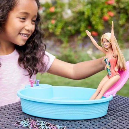 Havuz Oyun Seti ile Barbie Bebek Eğlencesi