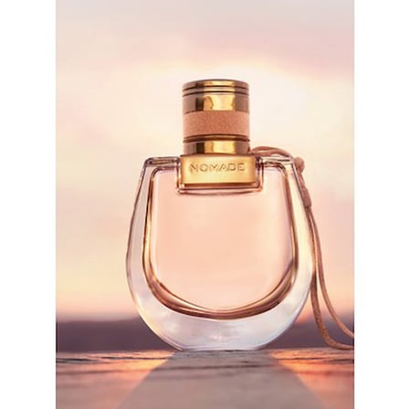 Kadın parfümü, odunsu koku ile 75 ml ambalajda