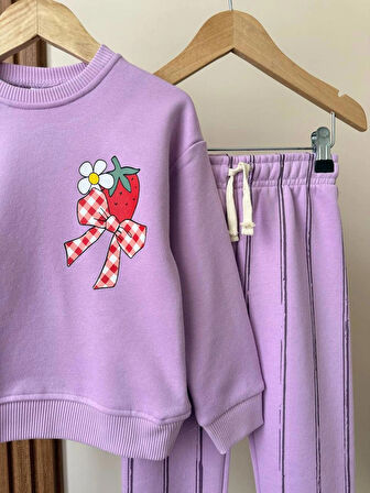 KURDELE ÇİLEK BASKILI ÇİZGİLİ PANTOLONLU 3 İPLİK ŞARDONSUZ ALT ÜST KIZ ÇOCUK TAKIMI