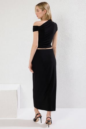 Kadın Büyük Beden Asimetrik Yaka Drape Detaylı Vücuda Oturan Esnek Örme Crop Top Uzun Etek Takımı