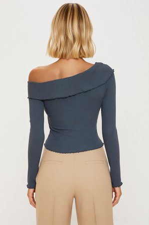 Kadın Bluz Fitted Asimetrik Yaka Uzun Kol Fitilli Örme Aksesuar Detaylı Crop Kesim Vücuda Oturan