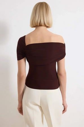 Kadın Bluz Slim Fit Asimetrik Yaka Tek Kısa Kol Örme Kumaş Büzgülü Drape Detaylı Düz Desen