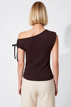 Kadın Bluz Asimetrik Yaka Kolsuz Bağlama Detaylı Fitted Ribana Örme Düz Kesim Regular Boy