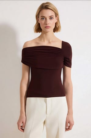 Kadın Bluz Slim Fit Asimetrik Yaka Tek Kısa Kol Örme Kumaş Büzgülü Drape Detaylı Düz Desen