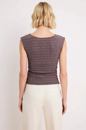 Kadın Bluz Fitted Düz Desen Kayık Yaka Kolsuz Büzgülü Drape Detaylı Gofre Dokulu Örme Crop