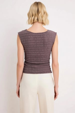 Kadın Bluz Fitted Düz Desen Kayık Yaka Kolsuz Büzgülü Drape Detaylı Gofre Dokulu Örme Crop