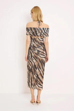 Kadın Zebra Desenli Carmen Yaka Kolsuz Bodycon Midi Elbise Tül Astarlı Party Günlük Rahat Modern