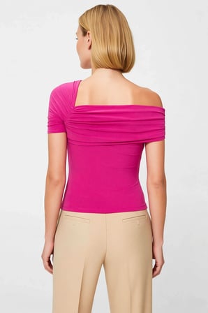 Kadın Bluz Slim Fit Asimetrik Yaka Tek Kısa Kol Örme Kumaş Büzgülü Drape Detaylı Düz Desen