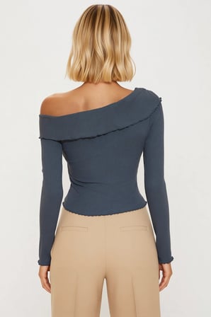 Kadın Bluz Fitted Asimetrik Yaka Uzun Kol Fitilli Örme Aksesuar Detaylı Crop Kesim Vücuda Oturan