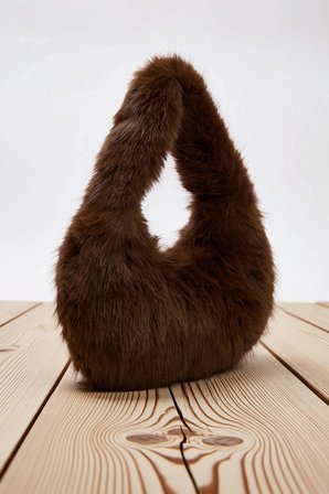 Kadın Suni Kürk Peluş El ve Omuz Çantası Düz Desen Örme Kumaş Yapısı Kışlık Kullanım Rahat
