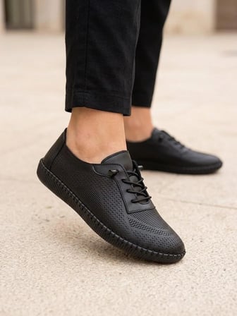 BEREN Hakiki Deri Siyah Kadın Yürüyüş Ayakkabı Lazer Delikli Ortopedik Taban Elastik Bağcıklı Comfort Sneaker