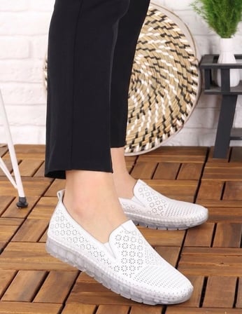 BEREN Hakiki Deri Beyaz Kadın Ayakkabı Lazer Delikli Ortopedik Taban Slip-On Casual Günlük Yürüyüş Ayakkabısı