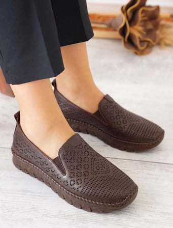 BEREN Hakiki Deri Acı Kahve Kadın Ayakkabı Lazer Delikli Ortopedik Taban Slip-On Casual Günlük Yürüyüş Ayakkabısı