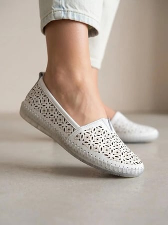 BEREN Hakiki Deri Beyaz Kadın Babet Ortopedik Taban Lazer Delikli Slip-On Comfort Ayakkabı