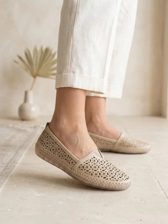 BEREN Hakiki Deri Bej Kadın Babet Ortopedik Taban Lazer Delikli Slip-On Comfort Ayakkabı
