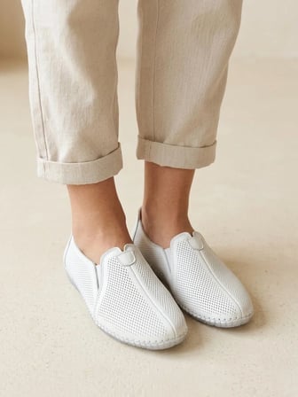 BEREN Hakiki Deri Beyaz Kadın Babet Ortopedik Taban Lazer Delikli Slip-On Comfort Ayakkabı