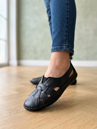 BEREN Kadın Hakiki Deri Siyah El Dikişli Burnu Kapalı Ortopedik Günlük Babet Sandalet