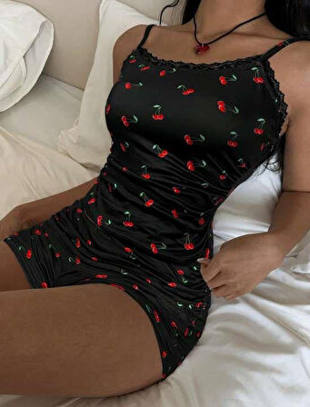 Siyah Üstüne Kiraz Desenli Dantel İşlemeli Askılı Şortlu Pijama Takımı