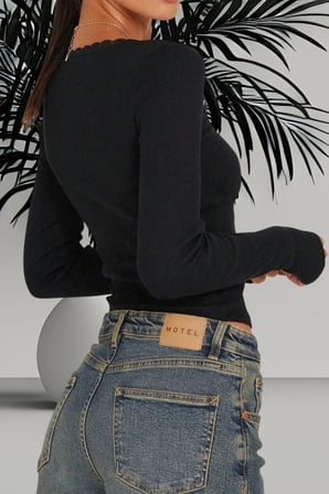 Kadın Siyah Dantel Detaylı Kare Yaka Uzun Kollu Crop Top Bluz Dar Kesim