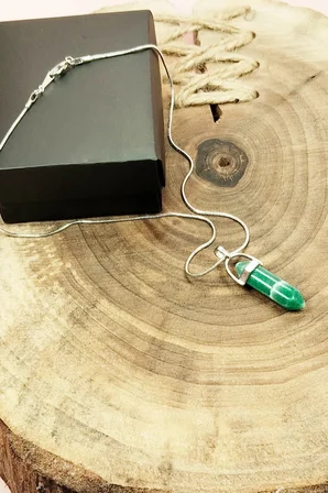 Yeşim Doğal Taşı Zincirli El Yapımı Tasarımlı Kolye Uç: 3,5 cm Zincir: 20 cm Kutulu mudanis
