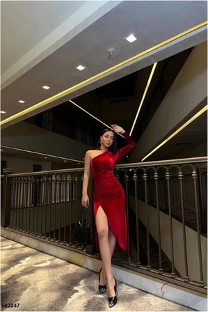 Bezos Kadife Kumaş Abiye Yaka Asimetrik Elbise Yırtmaçlı Midi · Renk: Siyah · Beden: L BEZOS1