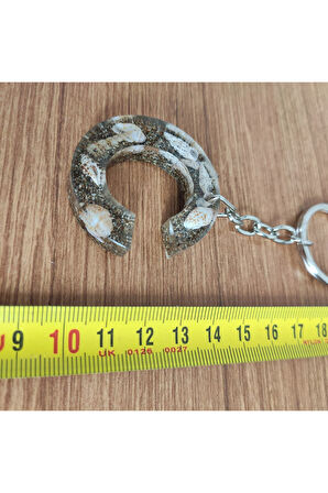 "C" HARFİ - Kıyı Esintisi Harf Anahtarlık (A–Z) – Gerçek Deniz Kabuğu, Kum ve Şeffaf Epoksi– El Yap