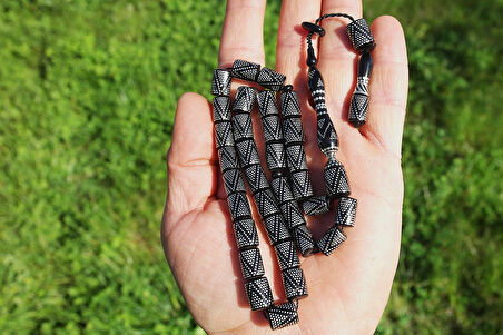 Kesme Piramit Zikzak İşlemeli Oltu Taşı  Tespih