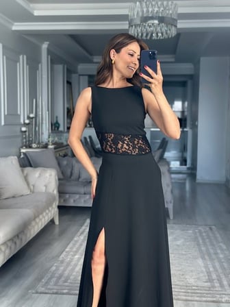 Kadın Omuzlardan Açık Yakası Açık Beli Dantelli Yırtmaçlı Uzun Janjan Krep Elbise