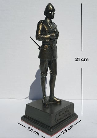 Kurmay Albay Atatürk Heykeli Biblo - Büyük Boy