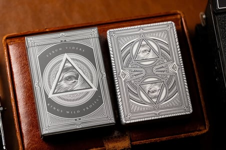 Verum Videre 2023 Edition – Silver Oyun Kartları (Kings Wild Project) Oyun İskambil Kartı