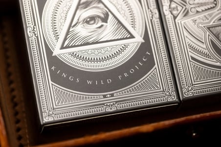 Verum Videre 2023 Edition – Silver Oyun Kartları (Kings Wild Project) Oyun İskambil Kartı