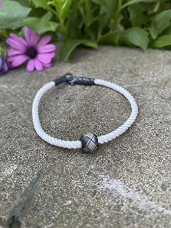 Gümüş Kazaziye Detaylı Beyaz Bileklik