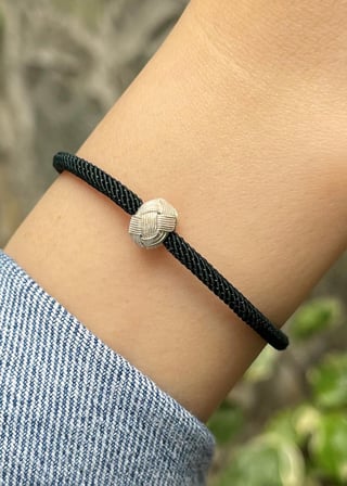 Gümüş Kazaziye Top Detaylı Koyu Yeşil Bileklik