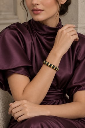 Oval Parçalı Siyah ve Altın Renk Parlak Yüzeyli Geometrik Tasarım Cam Boncuk VIP Model Özel Seri  Bileklik