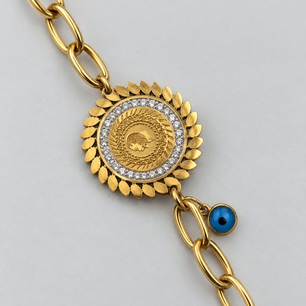 Dora’s Shine | Altın Halesi Nazar Boncuklu, Taşlı Madalyon Kuyum Model ve Ataç Zincirli Gold Kadın Bileklik