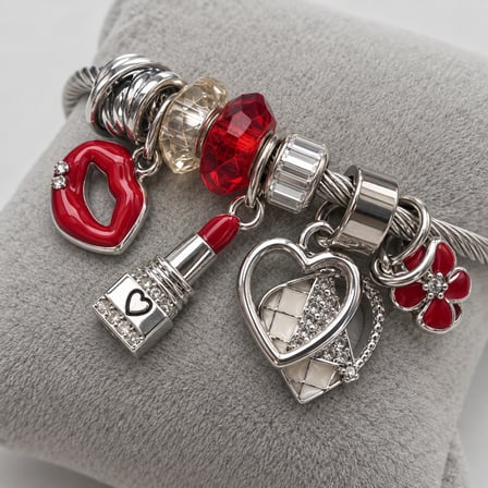 Scarlet Kiss Kırmızı Ruj ve Kalp Charm Detaylı Burgu Kelepçe Kadın Bileklik – 316L Paslanmaz Çelik, Gümüş Rengi