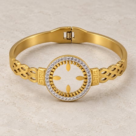 Dora’s Shine Aurelia Halo Ajur Desenli Çeyreklik 316L Paslanmaz Çelik Altın Renk Taşlı Kadın Kelepçe Bileklik - (60 Numara) - 17,5 - 19 cm