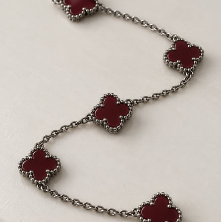 Dora’s Shine Burgundy Charm Bordo Beş Yoncalı Paslanmaz Çelik Gümüş Renk Ayarlanabilir Kadın Bileklik
