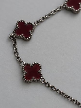Dora’s Shine Burgundy Charm Bordo Beş Yoncalı Paslanmaz Çelik Gümüş Renk Ayarlanabilir Kadın Bileklik