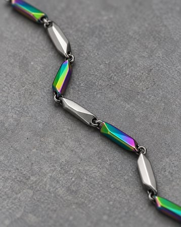 Dora’s Shine Prism Gökkuşağı Yansımalı Gümüş Tonlu Geometrik Baklalı Erkek Bileklik - 21 cm