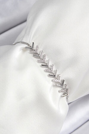 Pirinç Zirkon Taşlı Sıralı Ok Model Gümüş Renk Asansörlü Kadın Bileklik