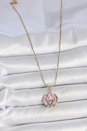 316L Çelik Gold Renk Zincir Mor Renkli Çiçek İşlemeli İnci Detay Portre Model Kadın Kolye