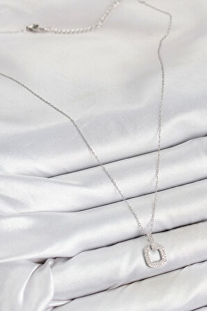 Pirinç Zirkon Taşlı Kare Model Gümüş Renk Kadın Kolye