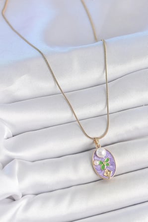 316L Çelik Gold Renk Zincir Mor Mineli Oval İncili Çiçek İşlemeli Portre Model Kadın Kolye