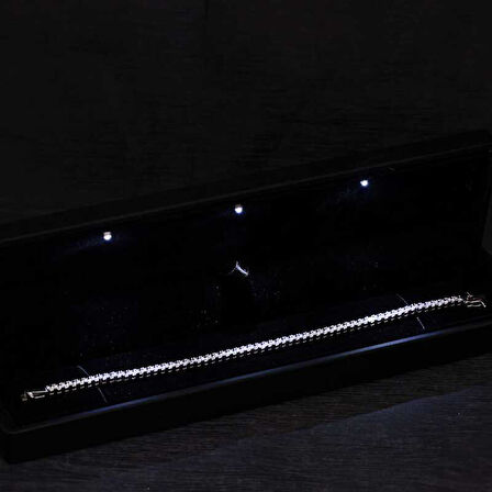 BlackCraft Gümüş Işıklı Kutulu 4 mm Beyaz Taşlı Su Yolu Kadın Bileklik (BC-107AC7)