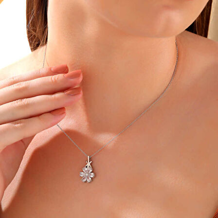 BlackCraft 925 Ayar Gümüş Beyaz Sevgi Çiçeği Kadın Kolye (BC-58B182)