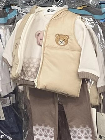ERKEK BEBEK , AYICIK DESENLİ KAPÜŞONLU ŞİŞME YELEK , TİŞÖRT , PANTOLON 3 PARÇA KIŞLIK TAKIM