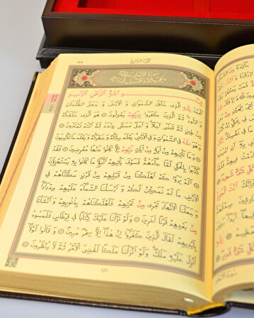 Ahşap Kutulu Nakış İşlemeli Türk Bayraklı Kuran-ı Kerim Seti (Orta Boy)